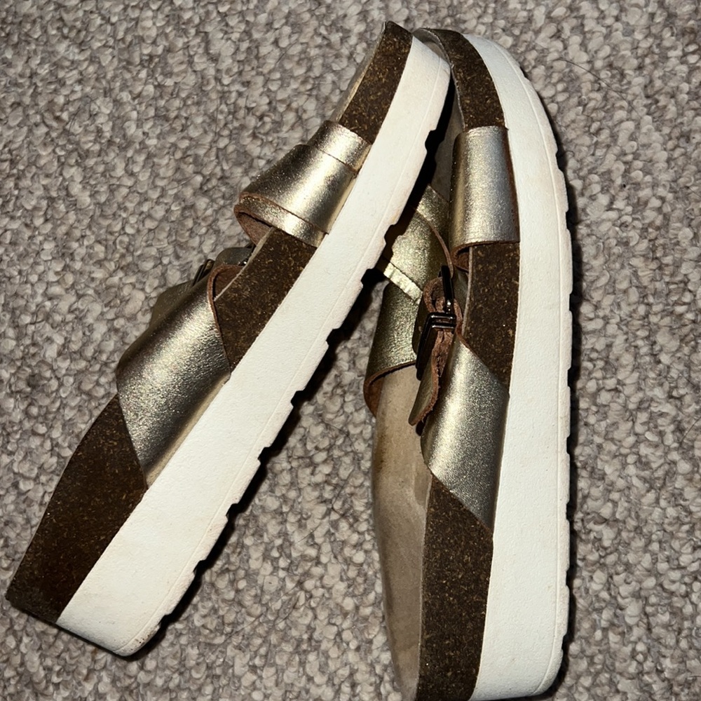 Woman’s Gold & White Platform Sandals SIZE: 8 - Picture 3 of 8